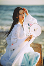 当时我醉美人家，
美人颜色娇如花。
今日美人弃我去，
青楼珠箔天之涯。
天涯娟娟姮娥月，
三五二八盈又缺。
翠眉蝉鬓生别离，
一望不见心断绝。
心断绝，
几千里？
梦中醉卧巫山云，
觉来泪滴湘江水。
湘江两岸花木深，
美人不见愁人心。
含愁更奏绿绮琴，
调高弦绝无知音。
美人兮美人，
不知为暮雨兮为朝云。
相思一夜梅花发，
忽到窗前疑是君。