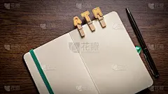Atm字贴在衣服上，贴在记事本上