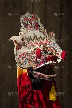 以黑色为背景的传统巴厘面具。