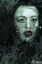 摄影师Marc Lamey 拍摄了一组以浮出水面的女人为背景的照片组合，唯美啊～#求是爱设计#