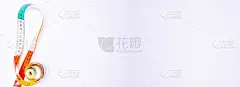 白色背景上的卷尺。长度和周长的测量。减肥后长胖。本空间