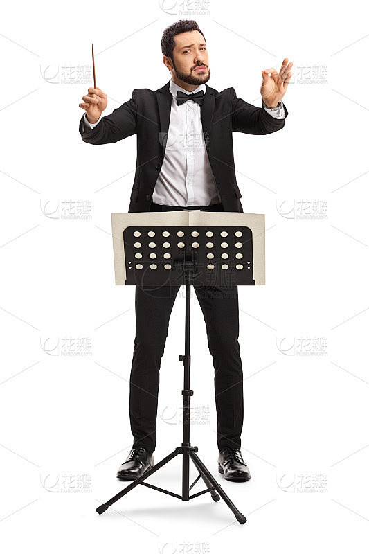 指挥演出的年轻男指挥家