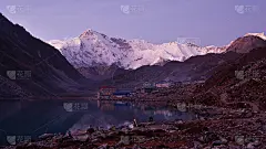 尼泊尔萨加玛塔国家公园，美丽的夏尔巴人小村庄Gokyo，傍晚灯光倒映在湖面和雄伟的卓奥友山。