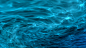 从水下漂浮浮游生物的海浪的高质量循环动画。光线透过。很受欢迎的海洋背景。