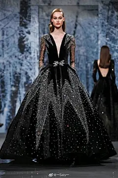 “ 冰雪 ” 时装设计 | 经典时装插画手绘素材

—— Ziad Nakad Couture Fall Winter 2017 Paris ​​​​