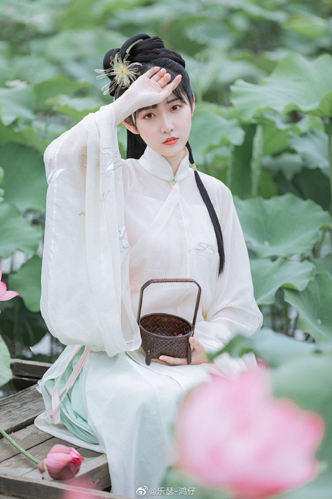 成都约拍 
午梦扁舟花底，香满西湖烟水...