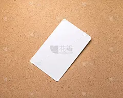 木质背景上的白色卡片。设计用纸板纸模板。