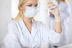 实验室女科研人员