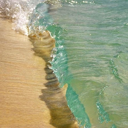哇！！这是美国塞班岛的海浪，清澈的如同翡...