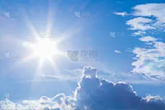 自然的镜头眩光和辐射射线在湛蓝的天空，云。适用于背景、 背景、 壁纸、 显示和图稿设计.
