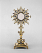 工艺品｜Monstrance。
圣体光，也称圣体发光、圣体皓光、圣体光座或圣体显供架，是天主教、旧天主教、圣公宗和信义宗等宗派在一些宗教仪式上面使用的一种祭具，通常为镀金银制品，正中开有一个透明的小窗，用于嵌入圣体，四周呈放射性线条，以表现出“圣体发光”的主题。
图源：Pinterest。
#艺术哲人# ​​​​...展开全文c