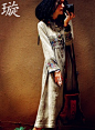 泰国 定制设计款 手织布拼老绣织锦裙式长款风衣的图片