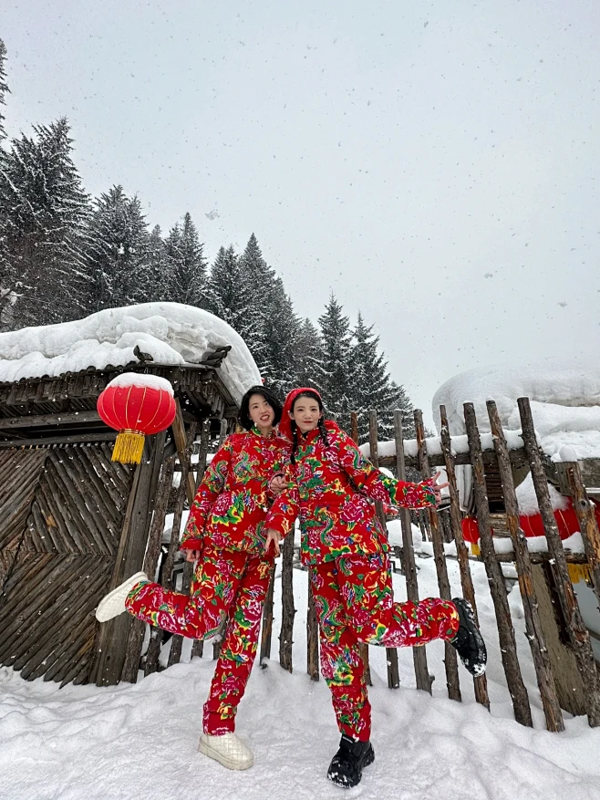 入乡随俗，来雪乡一定要穿一次花棉袄！