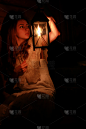 夜晚,灯,女人,蜡烛,暗色,垂直画幅,褐色,新的,灯笼,古老的