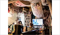 在这本写真集中，我们可以看到家中以游戏机为核心布局、贴满《女神异闻录》海报、满屋模型枪和FPS游戏、满是COSPLAY服装和手办等各种风格的宅女部屋。至于写真集的标题《堕落部屋》，原本是某偶像团体对女生宿舍壮观场面的形容。写真集的作者川本史织在得知了这段秘话后，才开始了这次企划。