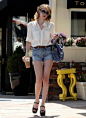 Emma Roberts经典街拍，我特别喜欢基本款的白色真丝衬衫，一年至少可以穿春夏秋三个季节。在夏季可以像Emma这样搭配基本款的牛仔短裤和高跟凉鞋，露出修长美腿。在选择配饰时，先考虑风格，然后考虑颜色。比如艾玛罗选的包包风格是休闲，颜色是比牛仔短裤深一些的蓝色，同色系深浅搭配很和谐。