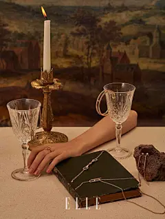 Trà我作为Johannes Vermeer的珍珠耳环女孩和达芬奇的蒙娜丽莎由DzũngYoko为2018年8月的ELLE越南重新设想。