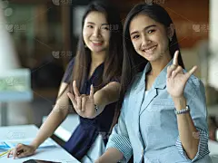 两个女商人用手语表达“我爱你”