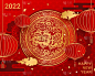 祝虎年快乐!2022年新年快乐。剪纸老虎，中国红圆灯笼和红色背景上的花朵