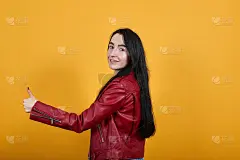 年轻女性的肖像回望和显示大拇指，生活理念。