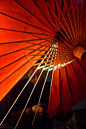 【中国元素 · 伞】俗话说，踏遍江南，唯有一伞半城影。 