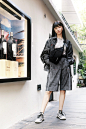 灰色系搭配
衣服，包：ROARINGWILD
鞋子：NewBalance
拍摄地点：武康路
#Mia的穿搭日记##穿搭# ​​​​