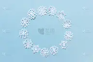 圣诞冬天用白纸雪花做成的花环