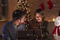 情侣拆圣诞礼物