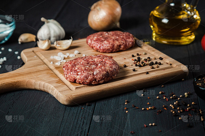 黑木桌上放着剁碎的肉片和配料。