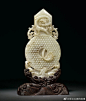 十七世纪  白玉十二章纹圭璧插屏暨红木海涛纹座

H20cm

来源：芝加哥亚洲传统艺术博物馆收藏 ​​​​