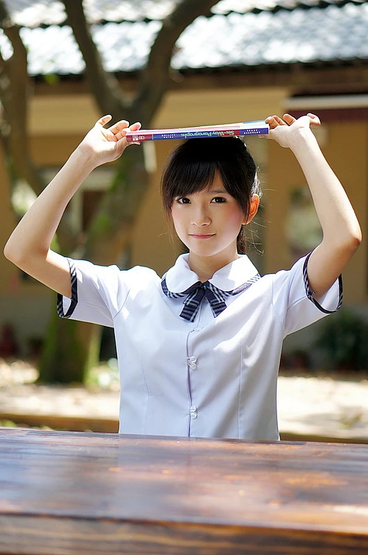 Pretty girl内的花瓣采集图片-陪流年一起