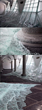 设计分享团：Baptiste Debombourg的玻璃装置艺术，就像是冰冷的海水冲进泰坦尼克号船舱的瞬间啊！（设计创意广告往这瞅@设计分享团 ）（来自网络）