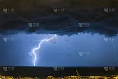 云到地闪电击中了城市的地平线