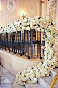 创意婚礼鲜花灵感：让鲜花在婚礼的各个角落流动起来！+来自：婚礼时光——关注婚礼的一切，分享最美好的时光。#婚礼花艺# #婚礼灵感#