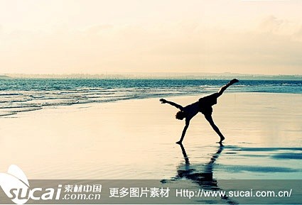 黄昏海边打跟斗图片素材人物图片 #采集大...
