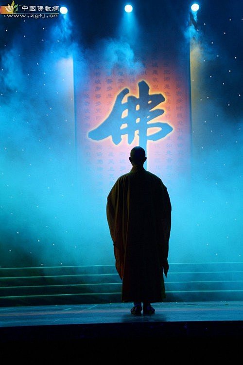 每个人心中都有一扇窗，打开是尘世烟火，关...