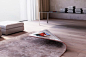地毯书桌
由alessandro isola设计的地毯书桌（stumble upon），设计师把绊倒在地毯上的不愉快经
历，化作为我们所用的日常用品。表面是毛毯织料，底层则是金属质感，只需将地毯一角折起，
它就会固定住，成为书桌。