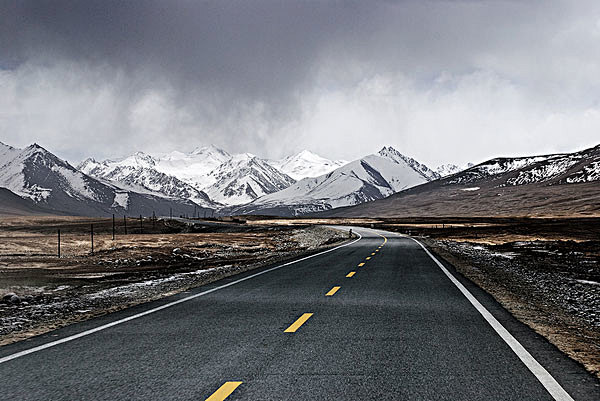 新疆南部雪山与公路