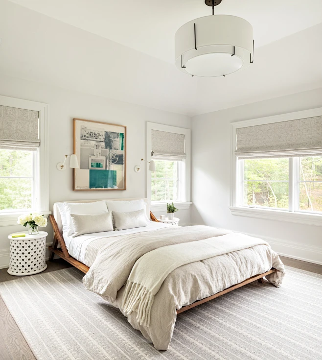 Example of a transitional bedroom design in New York-花瓣网