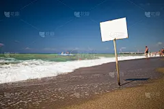 海滩上的空白标志。