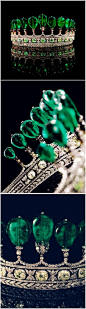 【世界上最贵的皇冠 】这顶皇冠镶有11颗珍罕不凡的梨形哥伦比亚绿宝石，共重逾500卡拉。在日内瓦瑰丽贵族珠宝拍卖中以839万欧元问鼎最新的世界纪录。据说此定王冠与印度国王Tukoji二世和拿破伦三世的妻子欧金妮皇后都曾有过不解之缘。