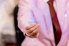 手持钻石戒指与模糊的城市背景。象征着婚礼、婚姻和爱情。用于背景、墙纸、对象和插图的图像。