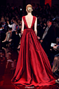 Elie Saab Haute Couture Fall 2013，设计师说这一季灵感是来自王公贵族皇冠上的各色宝石，开篇的红色系列自然是红宝石的颜色.....