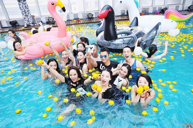 成都夏日美白柠檬泳池比基尼party