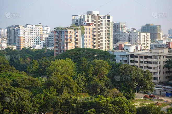 在阳光明媚的日子里，达卡市住宅和金融大楼的高角度视图素材-花瓣网