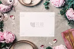 宴席上的餐具、鲜花。石质餐具，金色餐具，桉树枝，牡丹大理石背景。副本的空间。平躺，俯视图。表设置