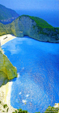 [Navagio海滩是只能依靠乘船才能到达的小岛] Navagio海滩是扎金索斯群岛的一个孤立的小湾，只能依靠乘船才能到达。它作为希腊象征的海滩之一，经常出现在明信片上。这个海滩是曾经在海上失事的走私者们的家园，最明显的特征是石灰石悬崖、白色的沙滩和湛蓝清澈的海水。这就是这个美丽的沙滩为什么每年都湖吸引成千上万的游客的原因