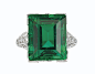 Christie's 佳士得纽约秋拍 The Dupont Emerald 祖母绿戒指 by Tiffany & Co 1920年 主石为一颗 9.11ct 矩形阶梯式切割祖母绿，经AGL产地为哥伦比亚，无净度提升。两侧镶嵌老式切割钻石，铂金，戒指尺寸为6。成交价163.5万美元