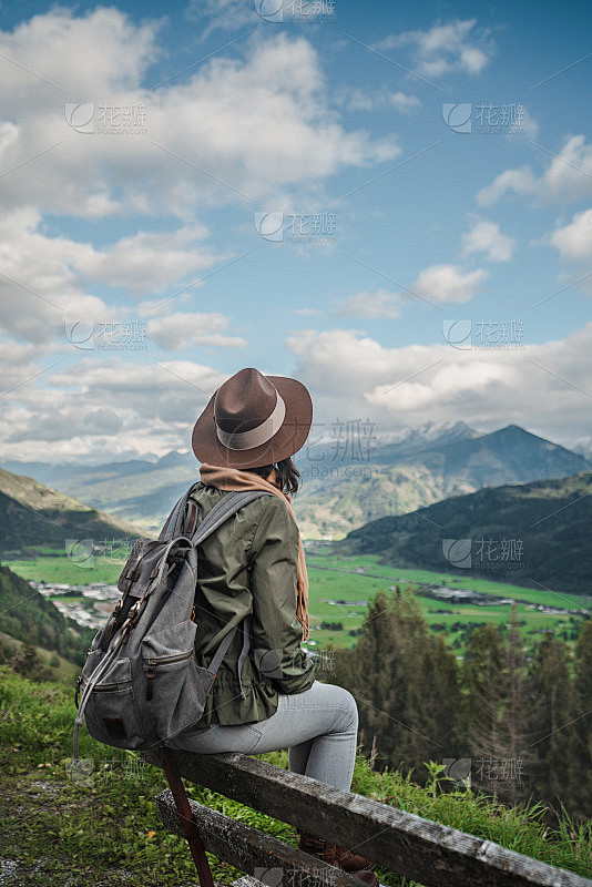 一个背着背包的小女孩在户外