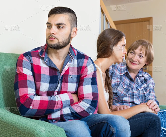 成年的,中老年女人,女儿,女婿,儿媳妇,水平画幅,父母,情绪压力,白人,母亲